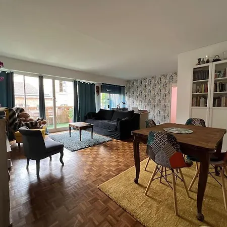 Grand Avec Balcon Et Parking Gratuit Sur Place Apartment *