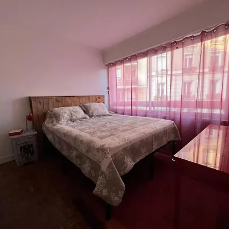 Grand Avec Balcon Et Parking Gratuit Sur Place Paris