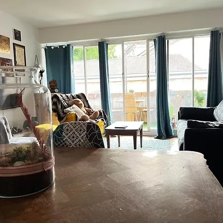 Apartment Grand Avec Balcon Et Parking Gratuit Sur Place Paris