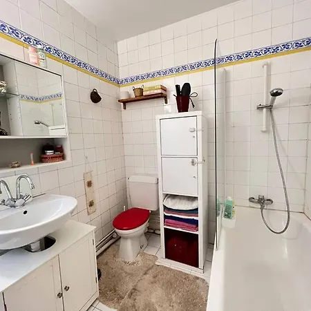 Grand Avec Balcon Et Parking Gratuit Sur Place Apartment Paris