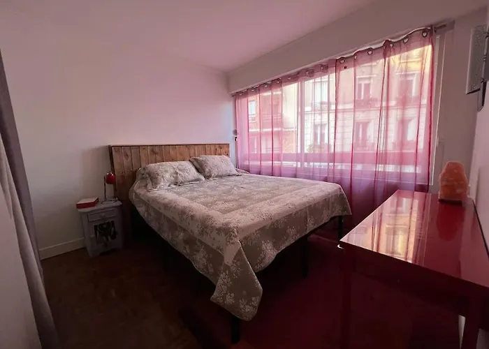 Grand Avec Balcon Et Parking Gratuit Sur Place Paris