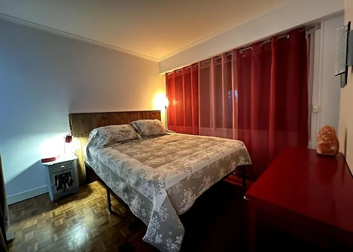 Grand Avec Balcon Et Parking Gratuit Sur Place