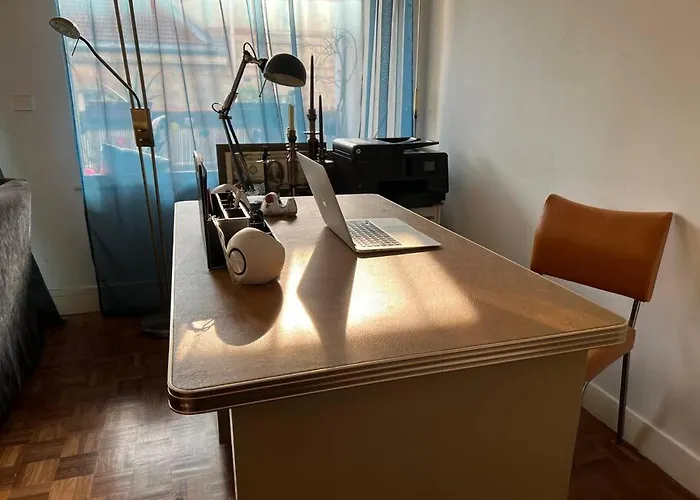 Grand Avec Balcon Et Parking Gratuit Sur Place Paris