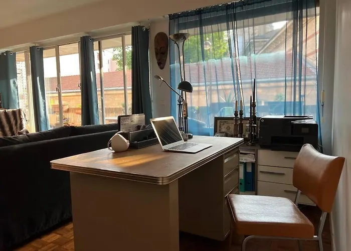 Grand Avec Balcon Et Parking Gratuit Sur Place